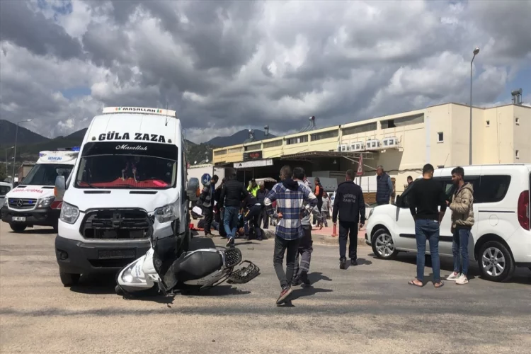 Kumluca'da motosiklet ile minibüsün çarpışması sonucu 2 kişi yaralandı
