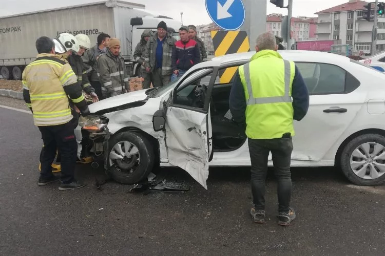 Kütahya'da 2 otomobil 'Akıllı Kavşak'ta' çarpıştı