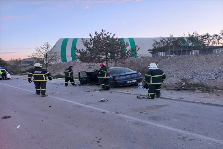 Kütahya’da otomobil yol kenarındaki ağaca çarptı: 1 yaralı