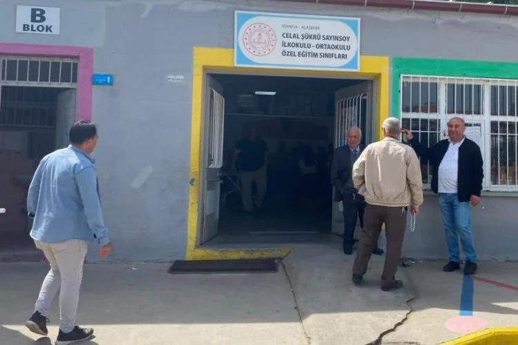 Manisa'nın Alaşehir İlçesinde oy kullanırken kalp krizi geçiren yaşlı adam hayatını kaybetti