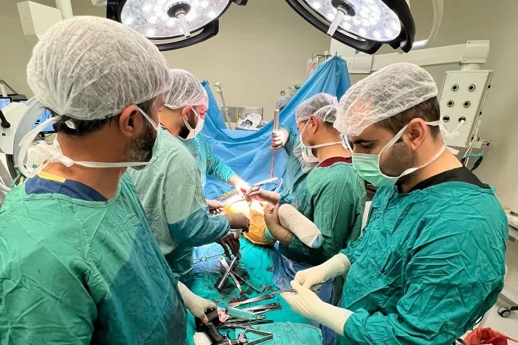 Mardin'de kalça çıkığı ameliyatıyla hastanın boyu 6 santimetre uzadı