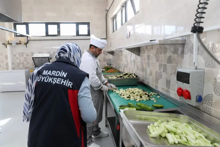 Mardin’de ihtiyaç sahiplerinin yüzünü güldürecek aşevi hizmete girdi