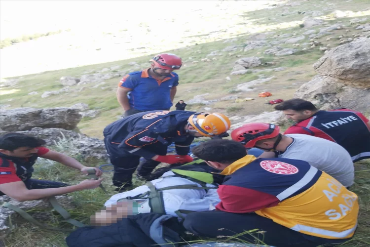 MARDİN - Düştüğü kayalıklarda mahsur kalan kişi ekiplerce kurtarıldı