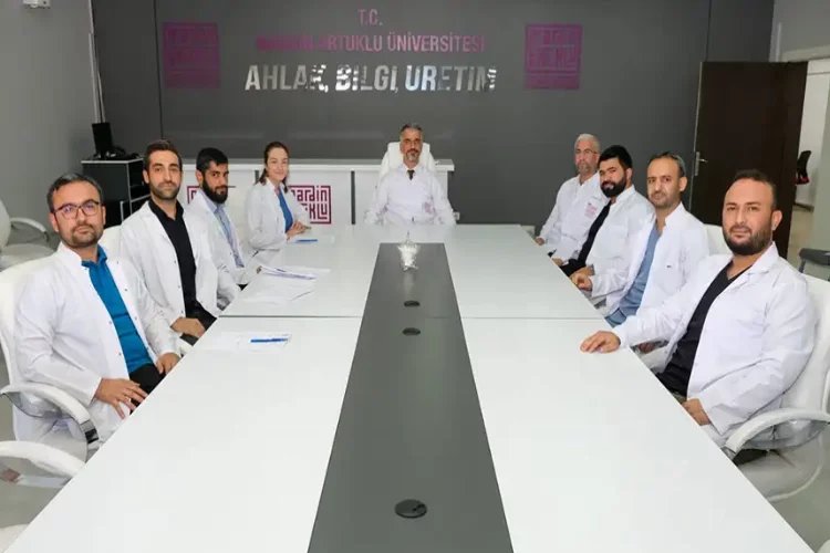 Mardin Tıp Fakültesinin ilk asistan doktorları beyaz önlüklerini giydi
