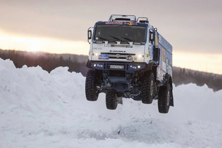 Mercedes-Benz, Rus kamyon üreticisi Kamaz'daki Hissesini sattı