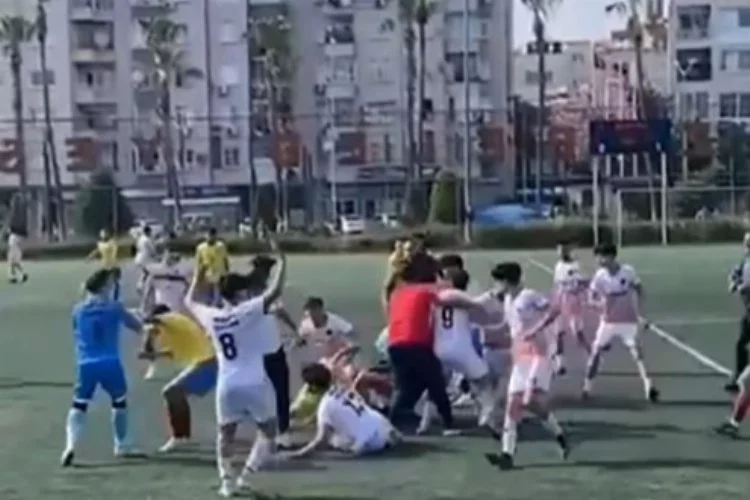 Mersin Başarıspor ile İçel Yolspor arasında oynanan maçta futbolcular birbirine girdi