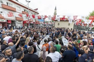 Mersin Büyükşehir Belediye Başkanı Vahap Seçer, Eşiyle Tarsus'ta bayram sofrasında buluştu