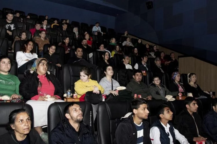 Mersin Büyükşehir Belediyesi Mola Evi'nden özel bireyler için sinema etkinliği