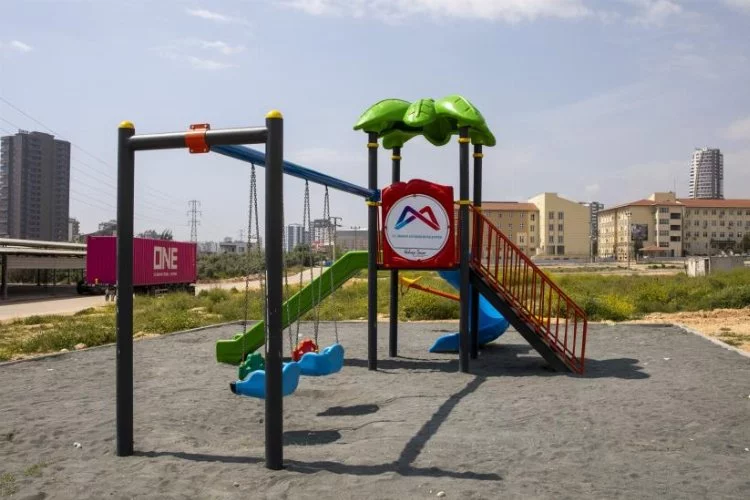 Mersin Büyükşehir Belediyesi, okul ve mahallelere çocuk oyun grupları kazandırdı
