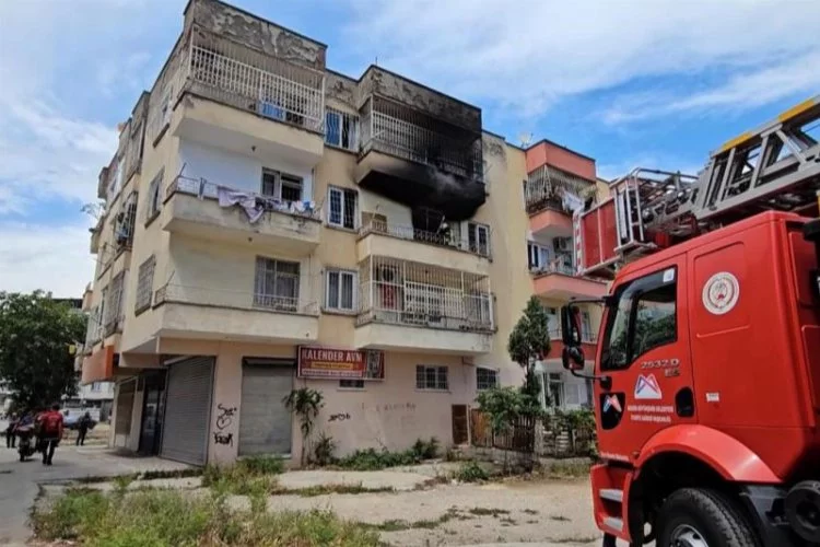 Mersin'de 4 katlı binanın ikinci katında çıkan yangın itfaiye tarafından söndürüldü