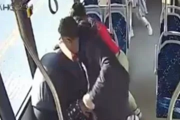 Mersin'de okul müdürü ve oğlu, otobüste tartıştıkları yaşlı çifti darp etme görüntüleri ortaya çıktı