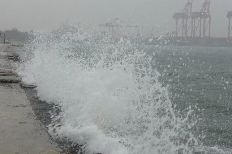 Mersin'de yağışlı hava etkili olmaya başladı, Akdeniz'de hortum çıktı