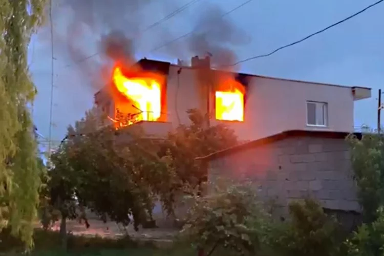 Mersin’de bir eve yıldırım düşmesi sonucu yangın çıktı