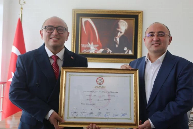Mersin Erdemli Belediye Başkanı Mustafa Kara, mazbatasını alarak göreve başladı