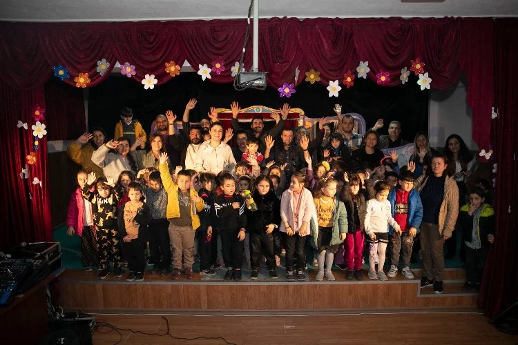 Mersin Şehir Tiyatrosu çocuklar için sahne aldı