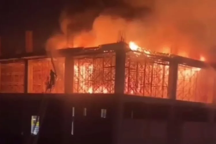 Mersin-Tarsus Organize Sanayi Bölgesinde (OSB) bir fabrikada yangın çıktı
