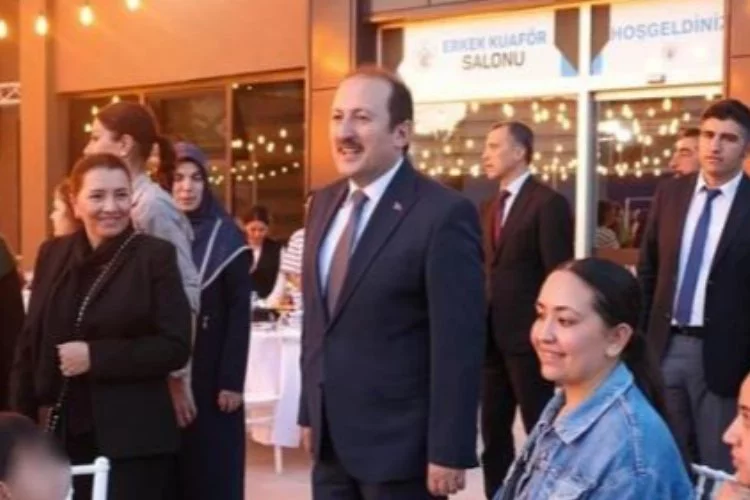 Mersin Valisi Ali Hamza Pehlivan ve Eşi Yıldız Pehlivan, 'Dünya Yetimler Günü' iftar programına katıldı
