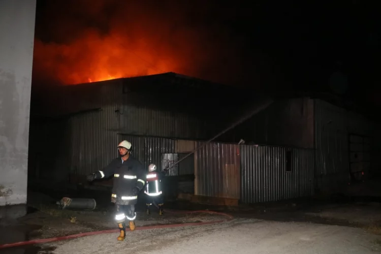  Mersin’de bisiklet ve motosiklet fabrikasında yangın