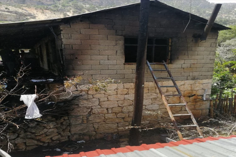 Mersin'de çıkan ev yangını söndürüldü