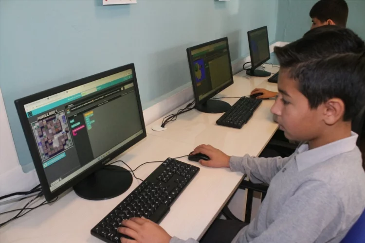 Mersin'de hayırseverler okula bilişim teknolojileri sınıfı kurdu
