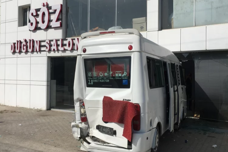 Mersin'de iş yerine giren minibüsteki 2 kişi yaralandı