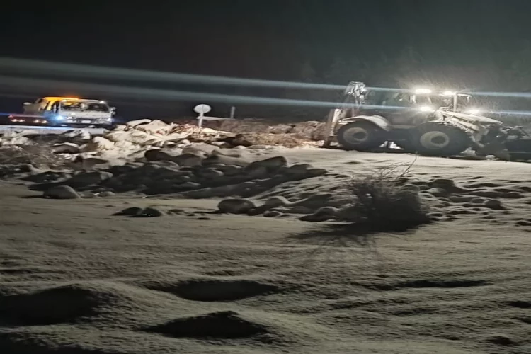 Mersin'de kar nedeniyle iki araçta mahsur kalan 5 kişi kurtarıldı