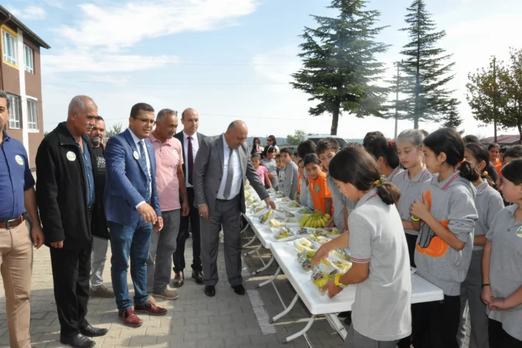 Mersin'de kırsaldaki öğrencilere 1 ton muz dağıtıldı