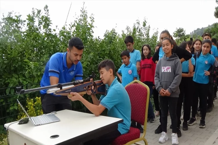 Mersin'de kırsal mahalledeki öğrencilere atıcılık eğitimi
