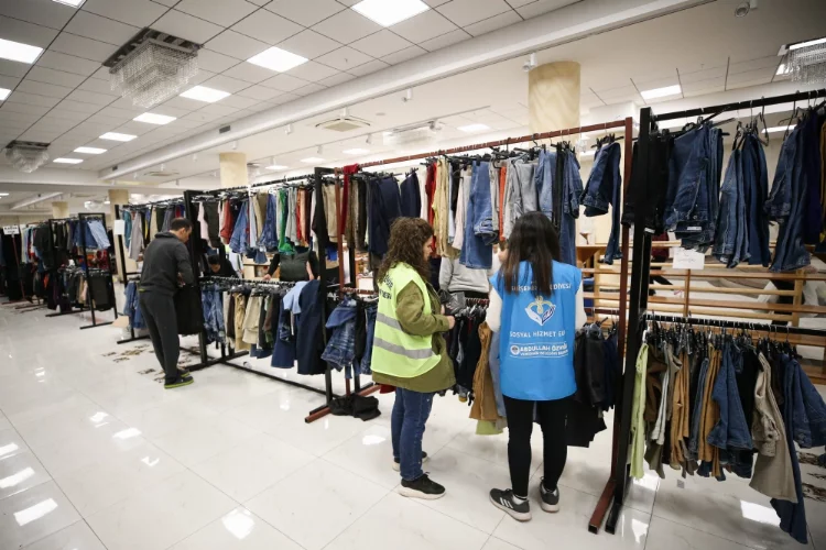 Mersin'de kurulan "Giysi Evi"nde depremzedelerin ihtiyaçları karşılanıyor