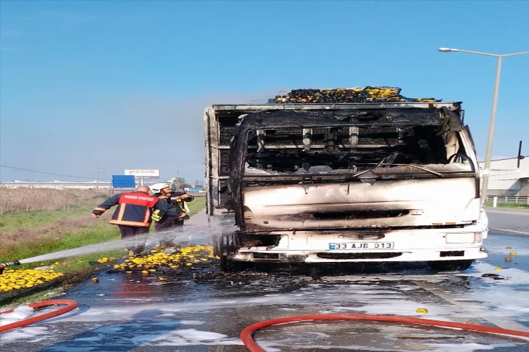 Mersin'de limon yüklü kamyonda çıkan yangın söndürüldü