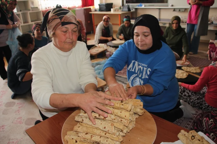 Mersin'de öğretmen ve velilerden depremzedelere sıkma ikramı