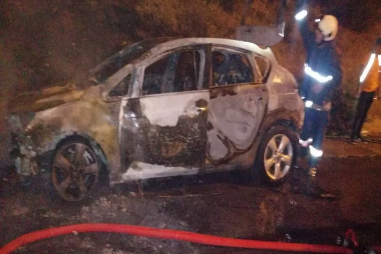 Mersin'de otoyolda seyir halindeki otomobil yandı