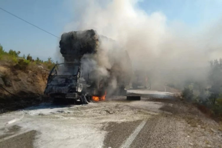 Mersin'de saman yüklü kamyon yandı