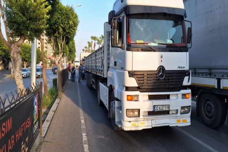 Mersin'de tıra arkadan çarpan kamyonun sürücüsü yaralandı
