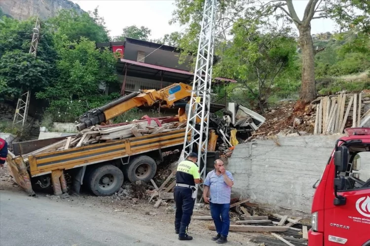 Mersin'de vincin ağaca çarptığı kazada 2 kişi yaralandı