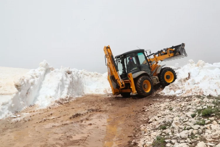 Mersin'de yaz ortasında karla mücadele çalışması