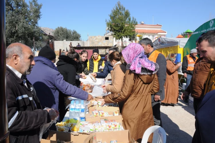 Mersin'in Aydıncık ilçesinde depremzedelere yemek dağıtıldı