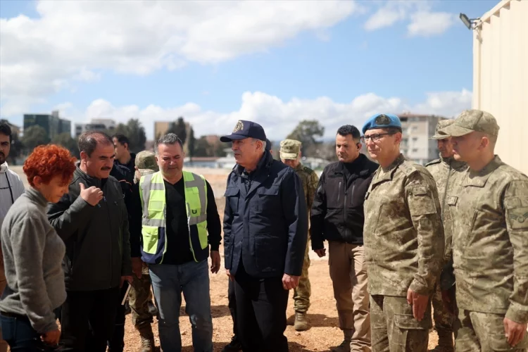 Milli Savunma Bakanı Akar'dan Antakya'daki çadır kentte inceleme