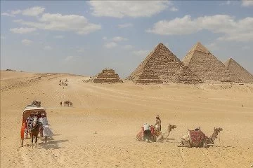 Mısır'ın Ünlü Keops Piramidi, geçen yıl 14,9 milyon turist tarafından ziyaret edildi