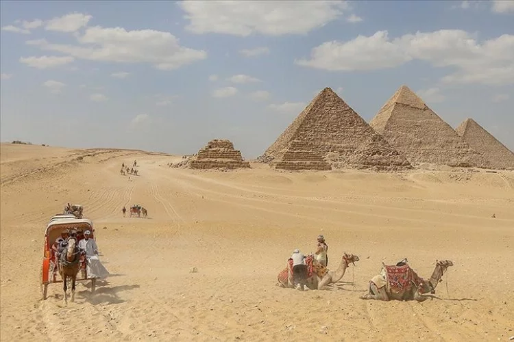 Mısır'ın Ünlü Keops Piramidi, geçen yıl 14,9 milyon turist tarafından ziyaret edildi
