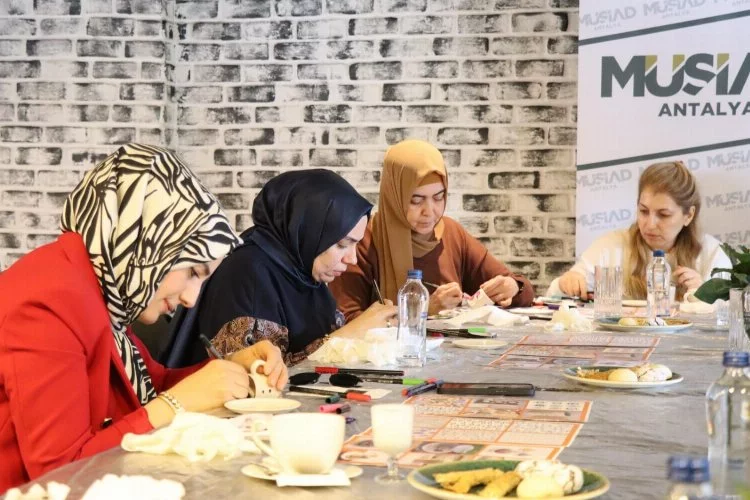 MÜSİAD Kadın Antalya Şubesi, kadınları seramik boyama sanatıyla buluşturdu