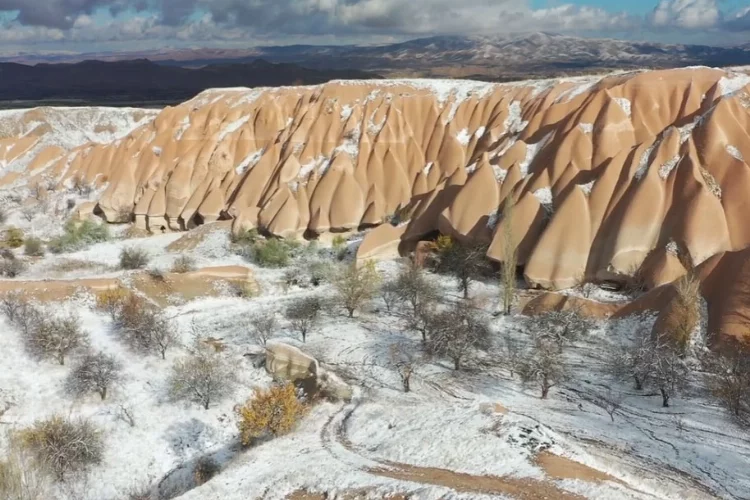 Kapadokya'daki peribacaları beyaz örtüyle kaplandı