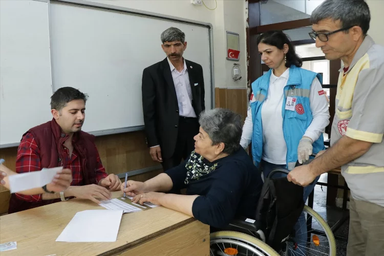 NİĞDE - Hasta ve engelli seçmen, görevlilerinin yardımıyla oy kullandı