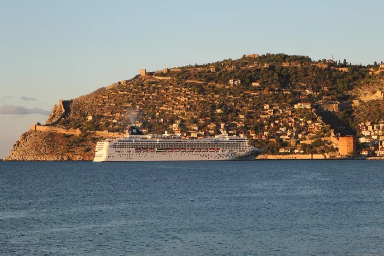 "Norwegian Gem" kruvaziyeri Alanya Limanı'na demirledi