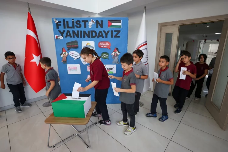 Öğrenciler depremde Türkiye'ye yardım eden Filistinli çocukları unutmadı