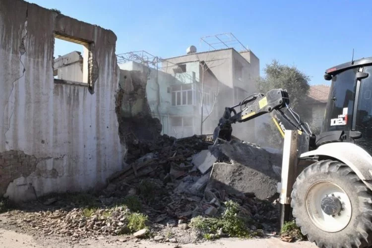 Osmaniye Belediyesi metruk binalar bir günde iki bina yıkıldı