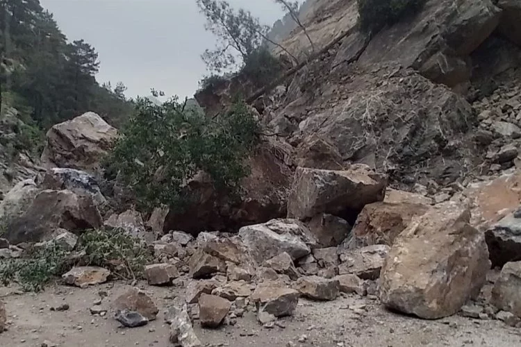 Osmaniye'de dev kayaların düşmesi 3 köyün yolunu kapattı