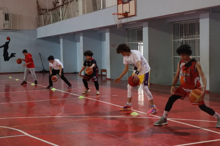 Osmaniye'de afeti yaşayan antrenörler, depremzede çocukları basketbolla motive ediyor
