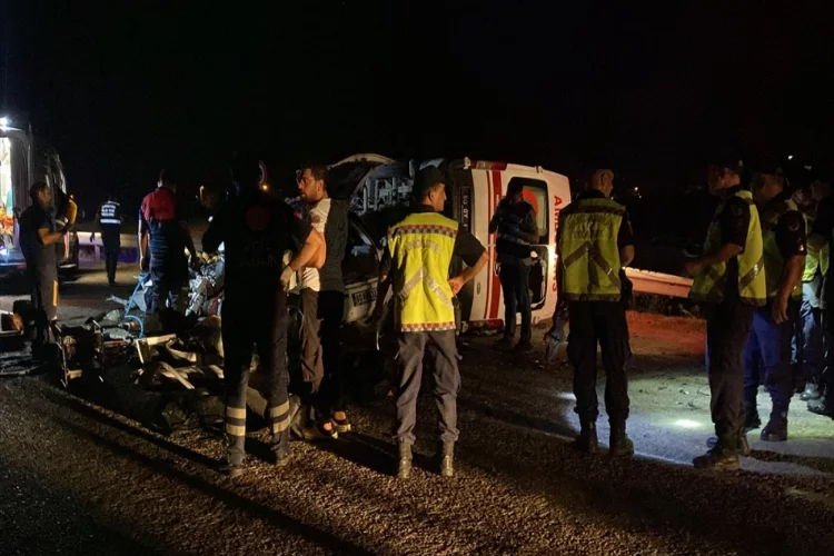 Osmaniye'de ambulansla çarpışan otomobildeki 3 kişi öldü