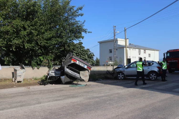 Osmaniye'de çarpışan 2 otomobildeki 3 kişi yaralandı